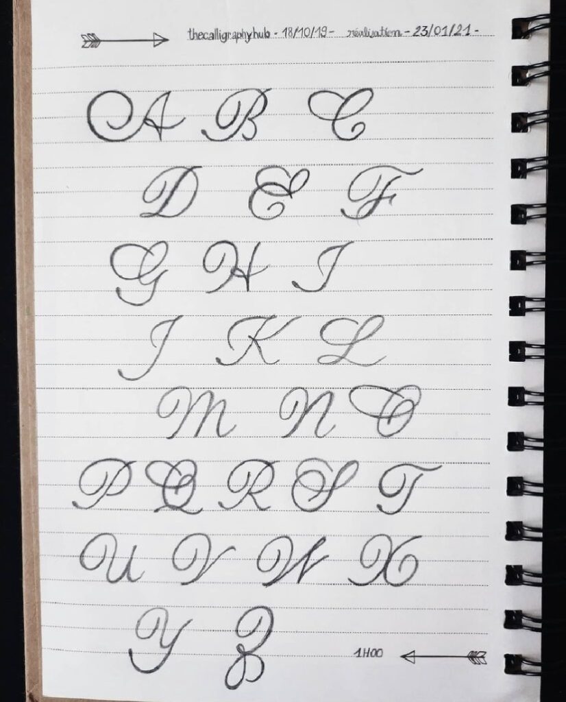 carnet avec l'alphabet écrit en calligraphie